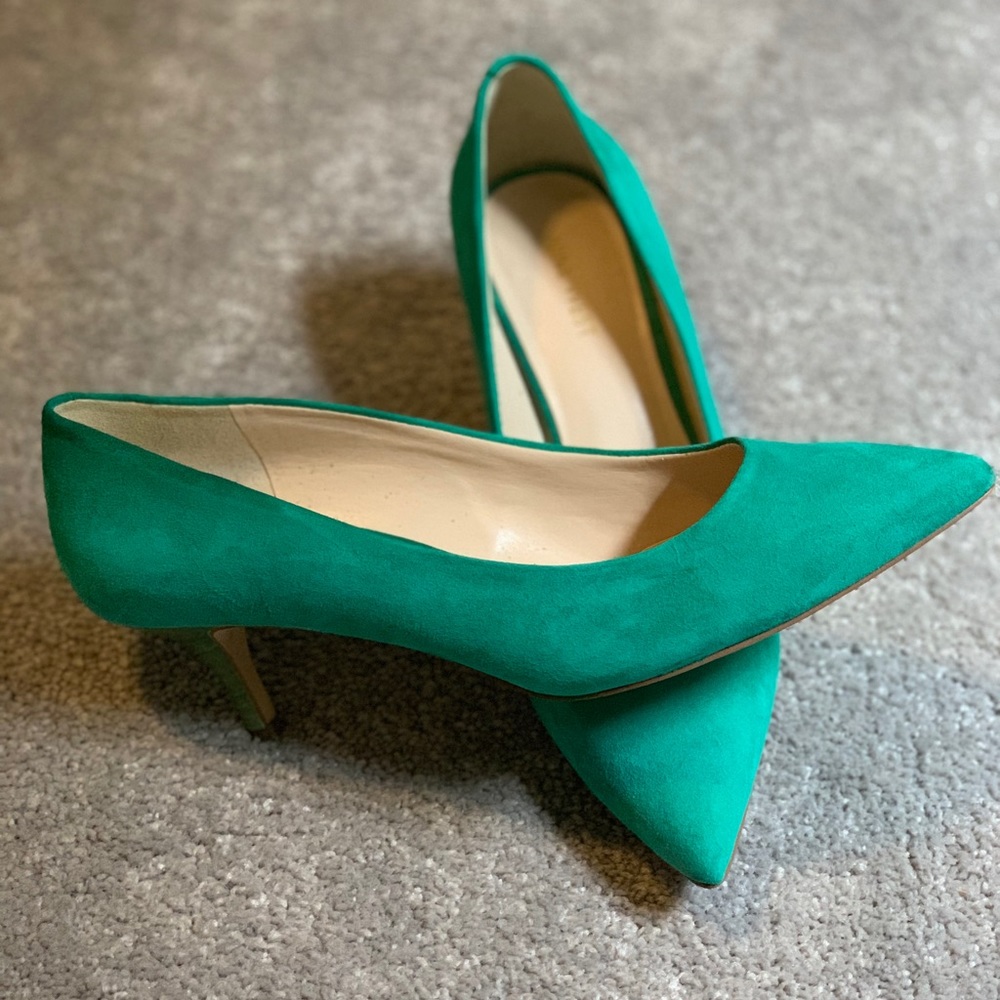 EUC Nine West beautiful green pumps, kitten heel